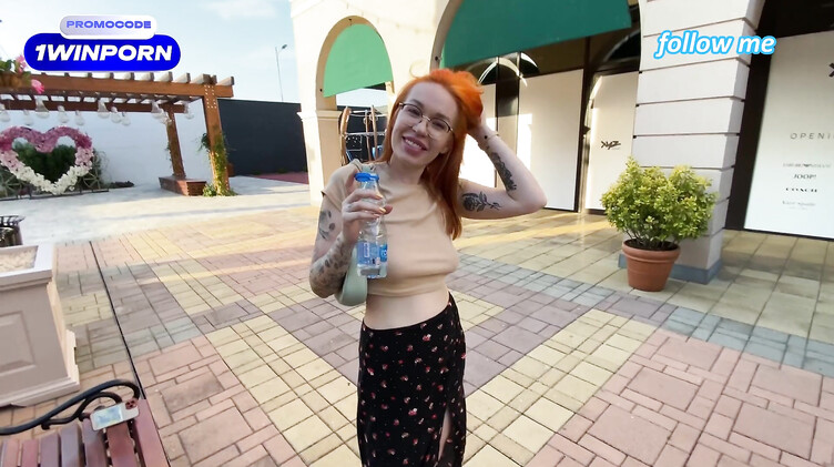 Иностранный пикапер соблазнил русскую и трахнул ее в туалете кафе