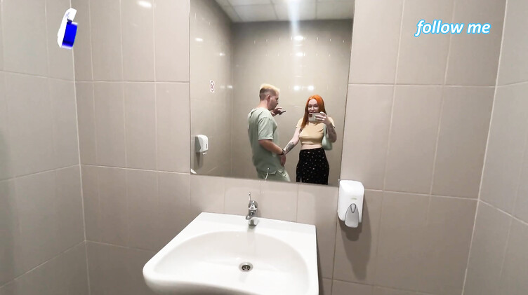 Сперма на попке: Иностранный пикапер соблазнил русскую и трахнул ее в туалете кафе