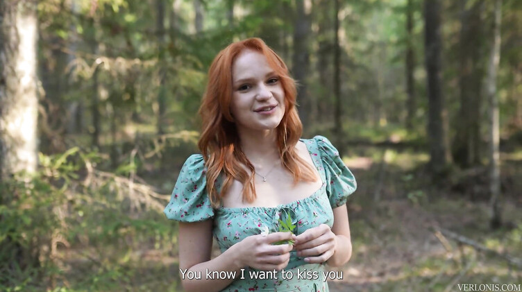 Рыжая русская девушка в платье трахается в лесу и получает сперму на лицо