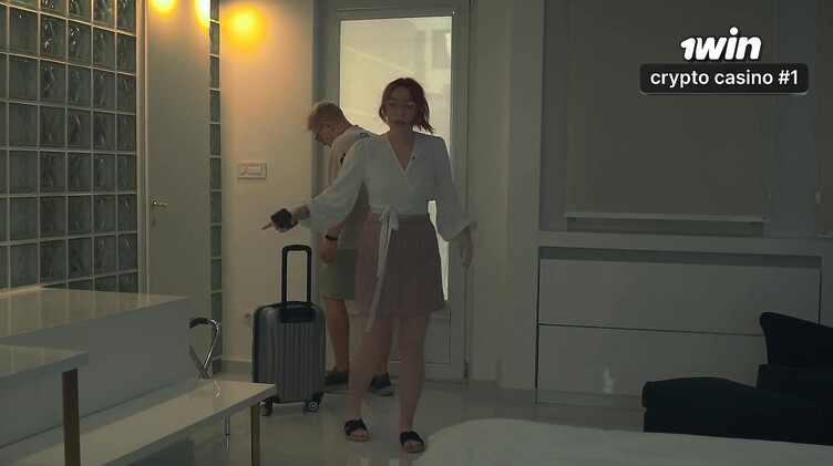 HD порно: Отлизал и трахнул мачеху в номере отеля с двуспальной кроватью