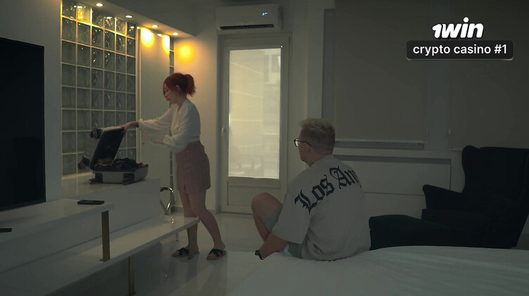 Инцест: Отлизал и трахнул мачеху в номере отеля с двуспальной кроватью