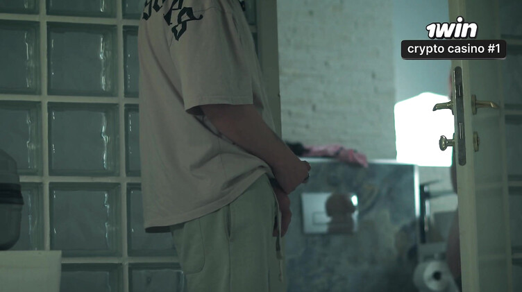 Татуировки: Отлизал и трахнул мачеху в номере отеля с двуспальной кроватью