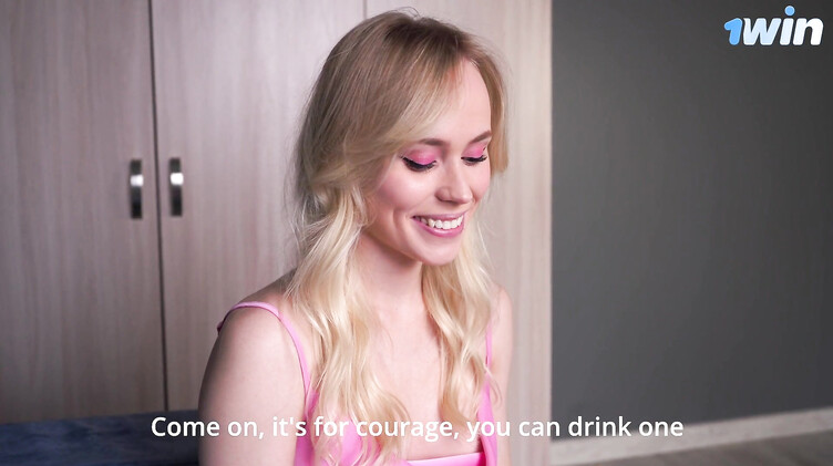 Русское порно: Молодая неопытная русская эскортница на своем первом выезде