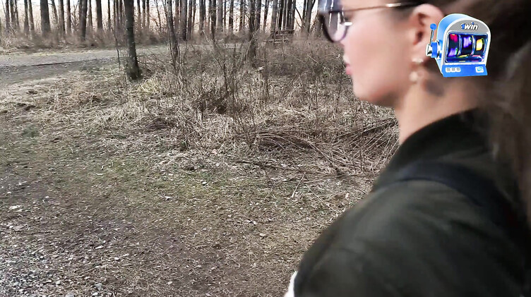 В одежде: Русская в очках сосет член незнакомцу в загородном парке