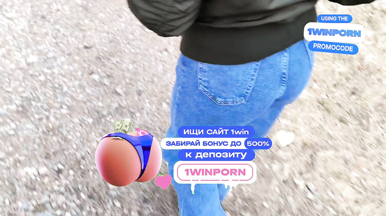 Русское порно: Русская в очках сосет член незнакомцу в загородном парке