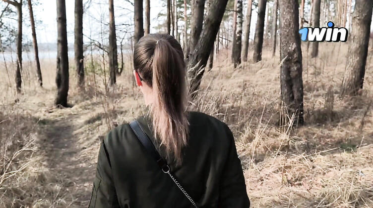 Сперма на лице: Русская в очках сосет член незнакомцу в загородном парке