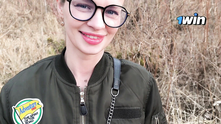 Русская в очках сосет член незнакомцу в загородном парке