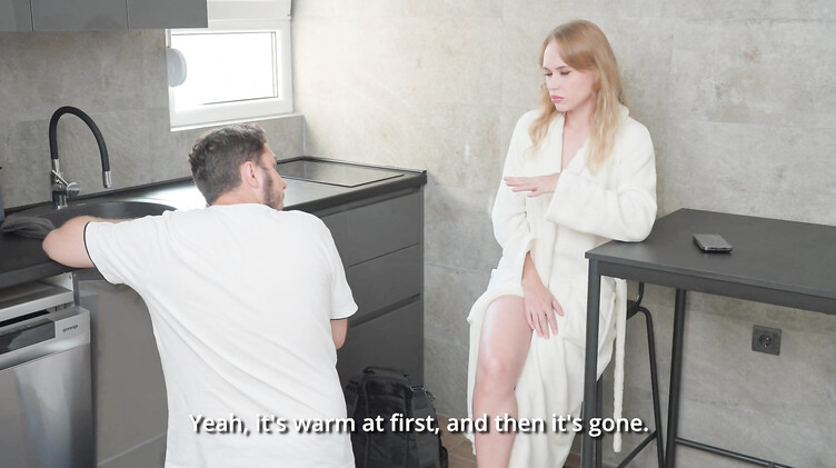 Русское порно: Заплатила сантехнику за ремонт минетом и розовой киской