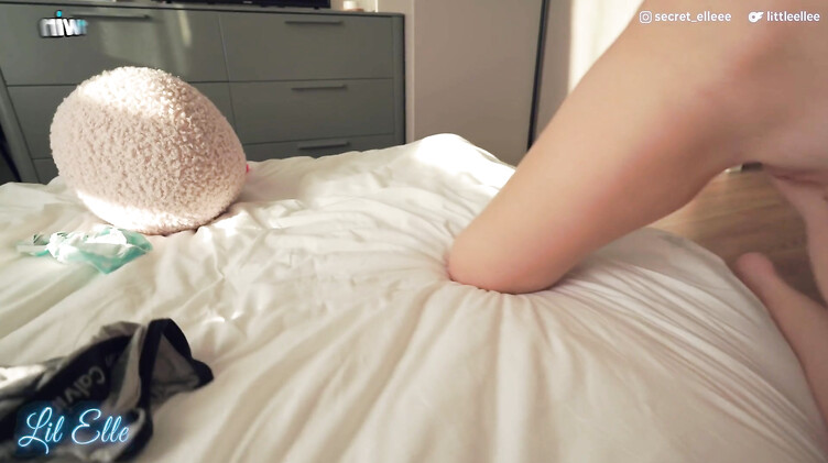 Мачеха знает, что пасынок нюхает ее трусики, когда она уходит на работу