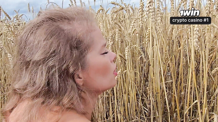 Красивые попки: Фотограф трахнул русскую девку раком на природе и кончил ей в киску