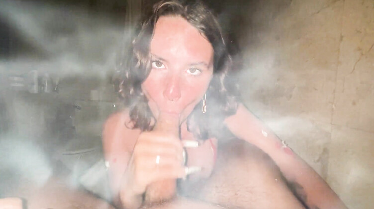 От первого лица: Курит кальян и трахается с парнем в ванне с лепестками роз