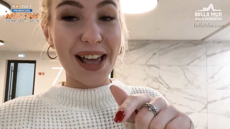 Белла Мур трахается с новым любовников в прихожей и спальне на кровати