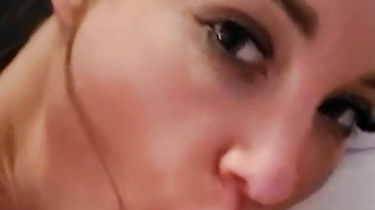 Фанат трахает нимфоманку Монику Фокс в анал в домашнем порно