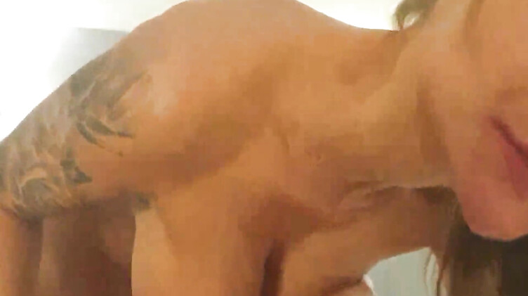 Силиконовые сиськи: Нассал в рот Монике Фокс и довел до сквирта