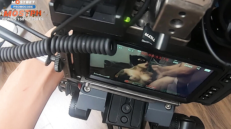 В маске: Закулисные съемки секс сцены с русской порноактрисой Bella Mur на Хэллоуин