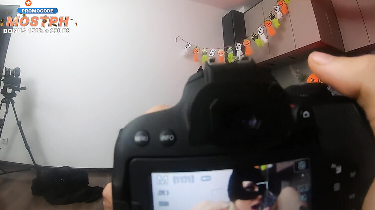 Bella Mur: Закулисные съемки секс сцены с русской порноактрисой Bella Mur на Хэллоуин