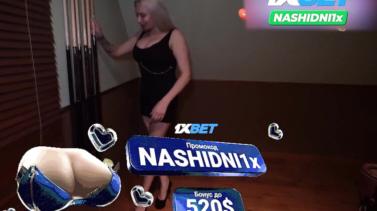 Милфы: Трахает силиконовую милфу на бильярдном столе в жопу