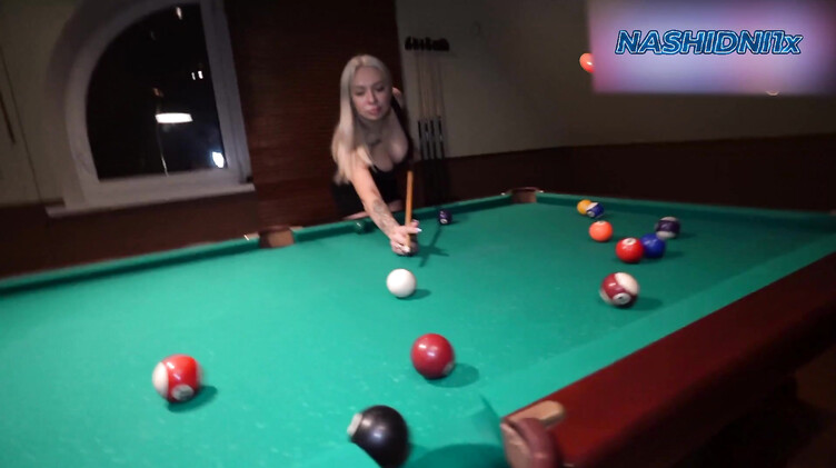 Русское порно: Трахает силиконовую милфу на бильярдном столе в жопу