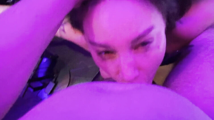 Любительское порно: Моника Фокс в наручниках прошла через жесткий анальный секс и золотой дождь