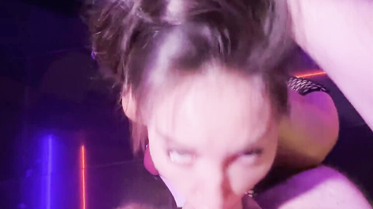 Моника Фокс в наручниках прошла через жесткий анальный секс и золотой дождь