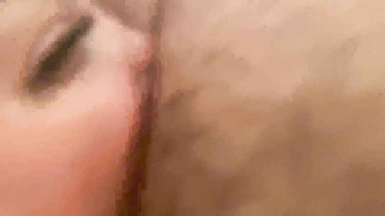 Моника Фокс лижет жопу и получает анальный фистинг от фаната в Барселоне