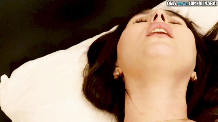 В лифчике: Грабитель дрочит на спящую жену и потом грубо трахает ее