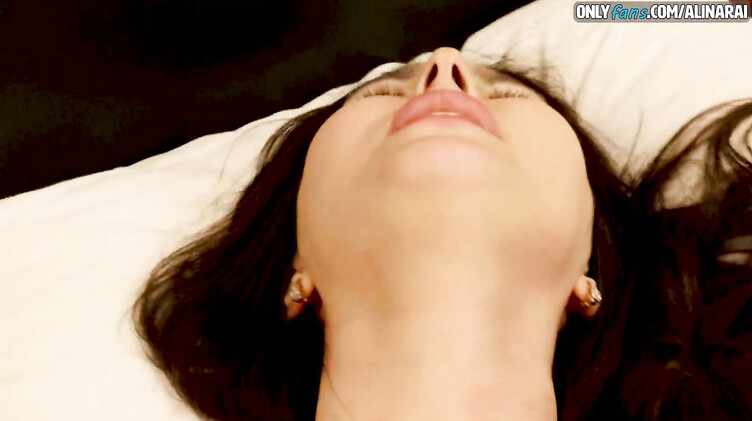 Крупным планом: Грабитель дрочит на спящую жену и потом грубо трахает ее