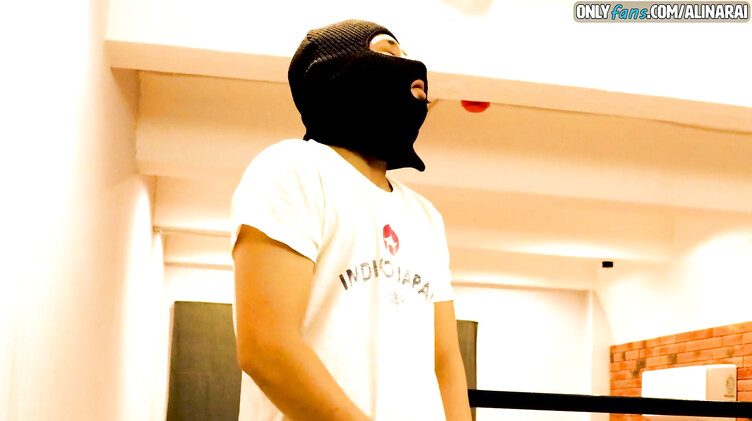 Грабитель дрочит на спящую жену и потом грубо трахает ее