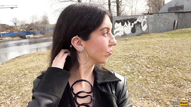 В одежде: Сосет член в парке и гуляет со спермой на лице