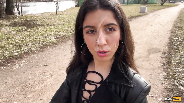 Русское порно: Сосет член в парке и гуляет со спермой на лице