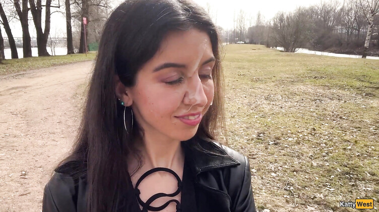 Сосет член в парке и гуляет со спермой на лице