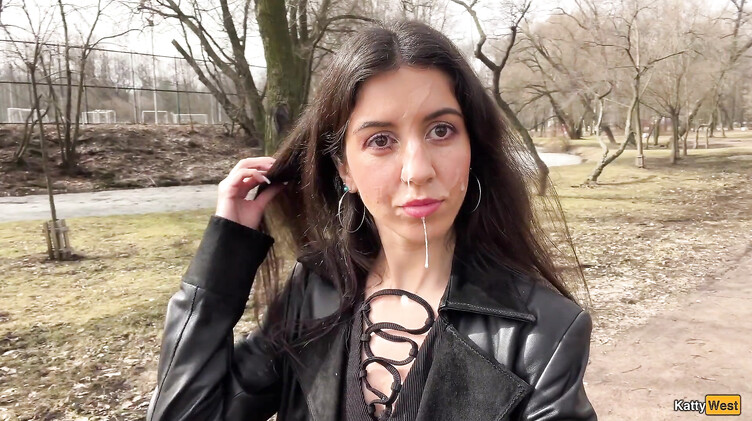 Сосет член в парке и гуляет со спермой на лице