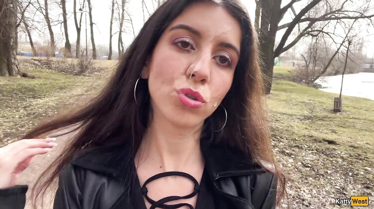 Katty West: Сосет член в парке и гуляет со спермой на лице
