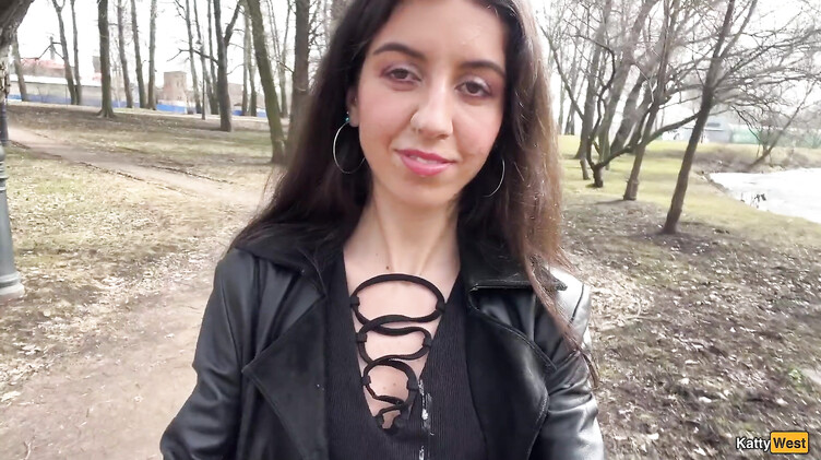 Русское порно: Сосет член в парке и гуляет со спермой на лице