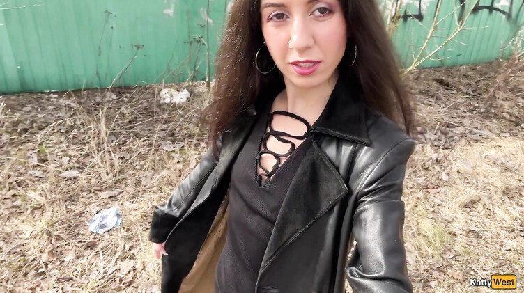 Сосет член в парке и гуляет со спермой на лице