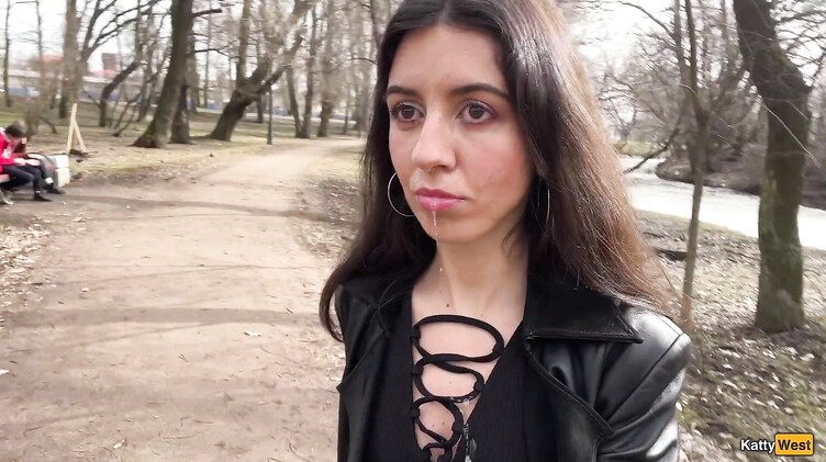 HD порно: Сосет член в парке и гуляет со спермой на лице