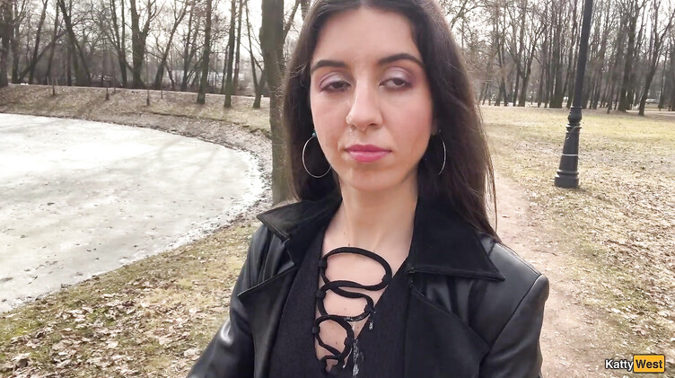 В одежде: Сосет член в парке и гуляет со спермой на лице