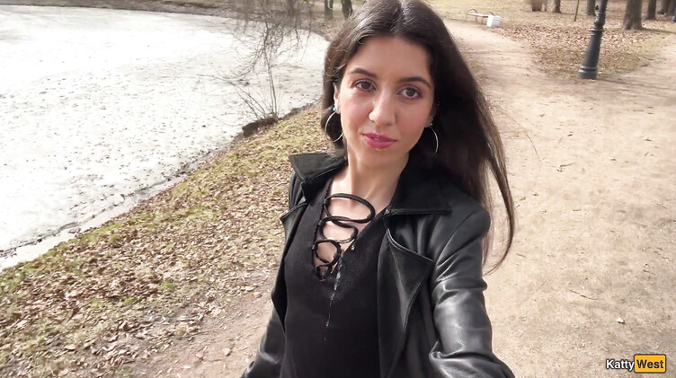 В парке: Сосет член в парке и гуляет со спермой на лице