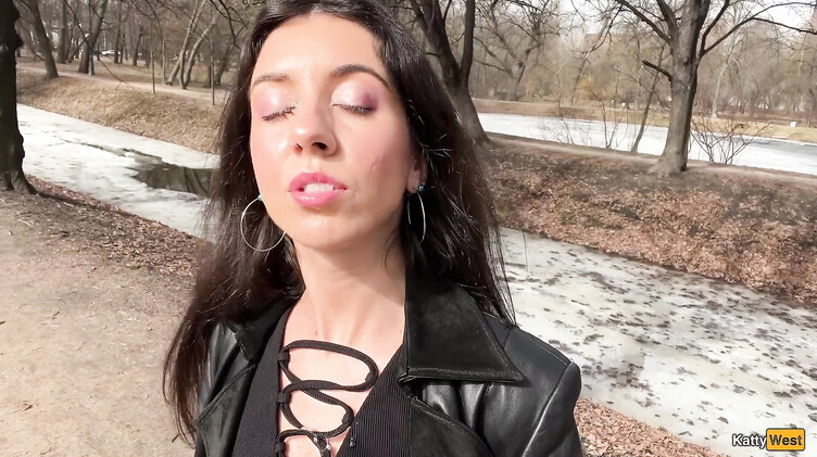 Сосет член в парке и гуляет со спермой на лице