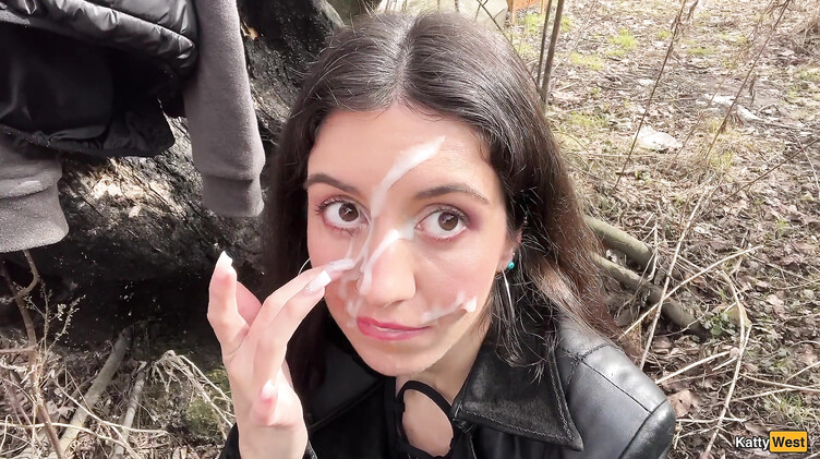 Публичное порно: Сосет член в парке и гуляет со спермой на лице