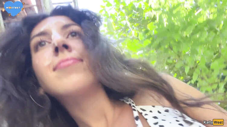 Katty West: Кэтти Вест гуляет по пляжу в Таиланде со спермой на лице