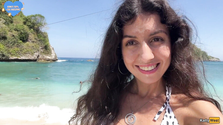 Кэтти Вест гуляет по пляжу в Таиланде со спермой на лице