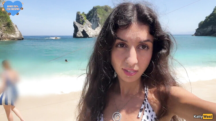 Минет: Кэтти Вест гуляет по пляжу в Таиланде со спермой на лице