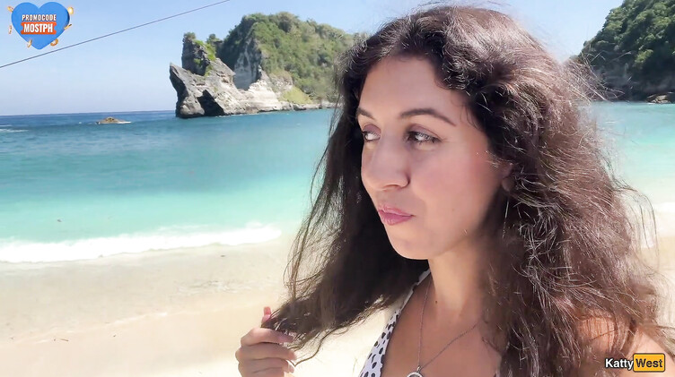 Любительское порно: Кэтти Вест гуляет по пляжу в Таиланде со спермой на лице