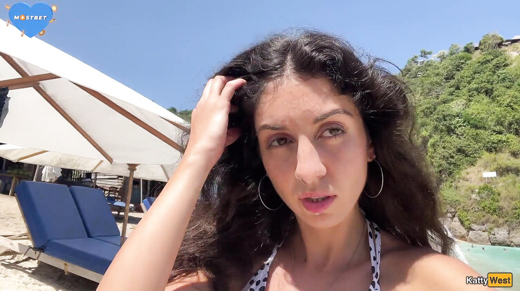 Сперма на лице: Кэтти Вест гуляет по пляжу в Таиланде со спермой на лице