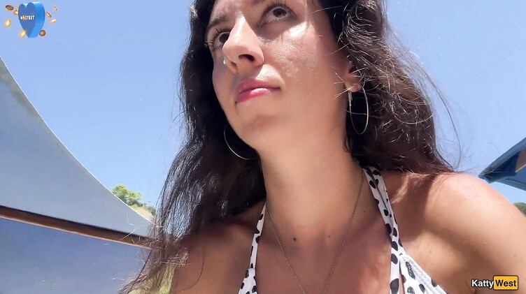 HD порно: Кэтти Вест гуляет по пляжу в Таиланде со спермой на лице