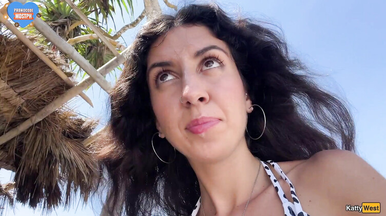 Кэтти Вест гуляет по пляжу в Таиланде со спермой на лице