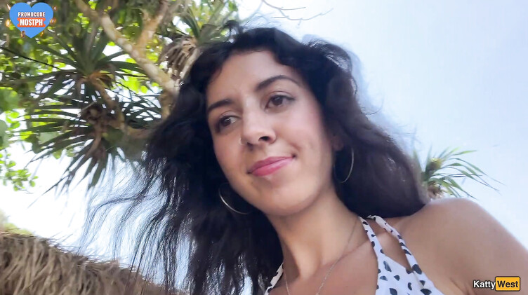 Кэтти Вест гуляет по пляжу в Таиланде со спермой на лице