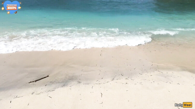 На пляже: Кэтти Вест гуляет по пляжу в Таиланде со спермой на лице