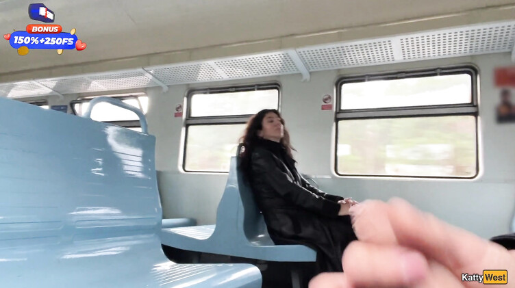 Эксгибиционист залил спермой лицо незнакомки в поезде, поманив ее хуем